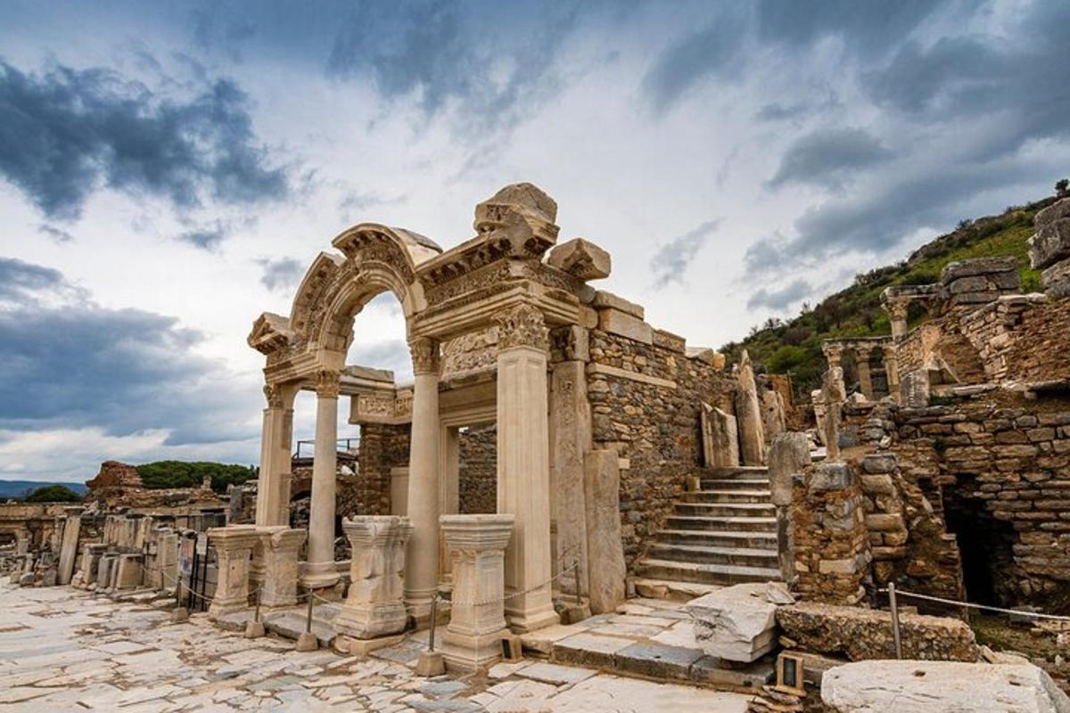 Un edificio de piedra con un arco y escaleras.