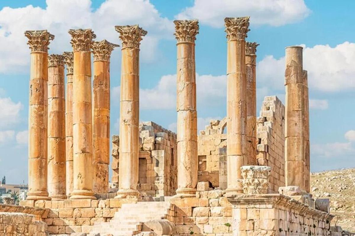 una imagen de las ruinas de la acrópolis