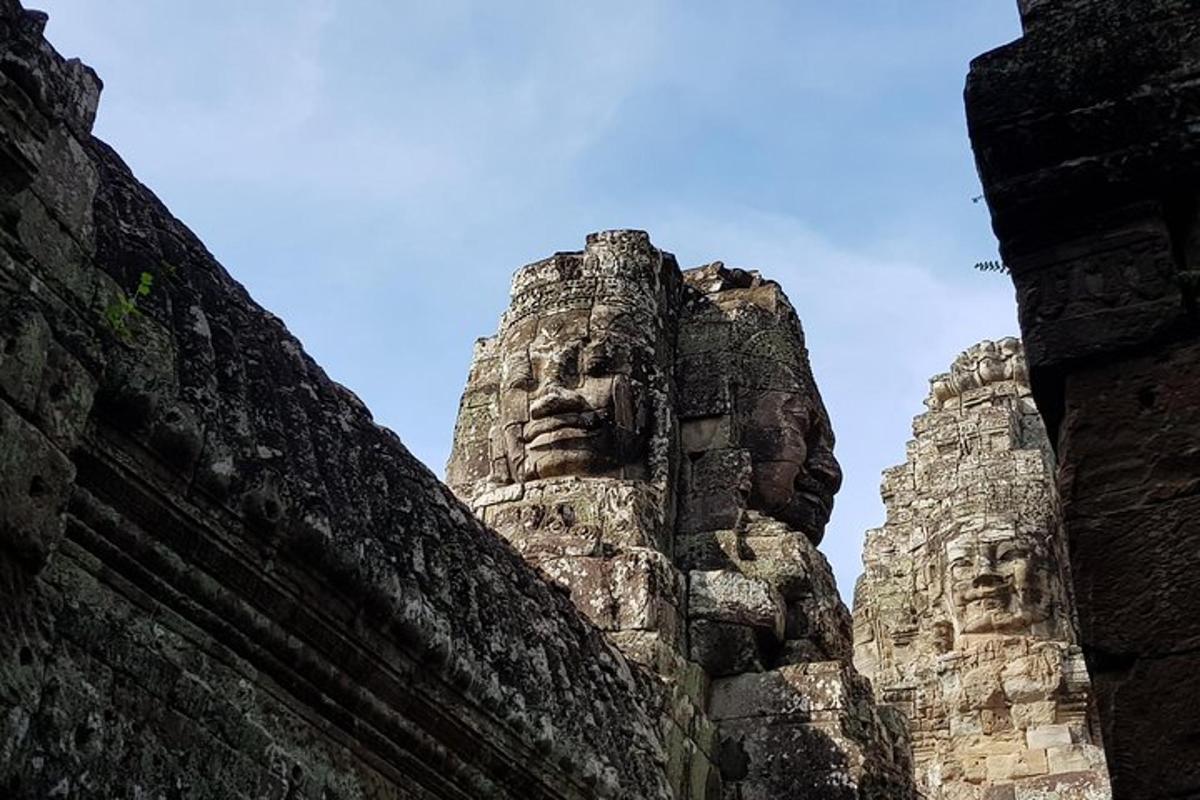 o statuie mare de piatră în fața unei clădiri