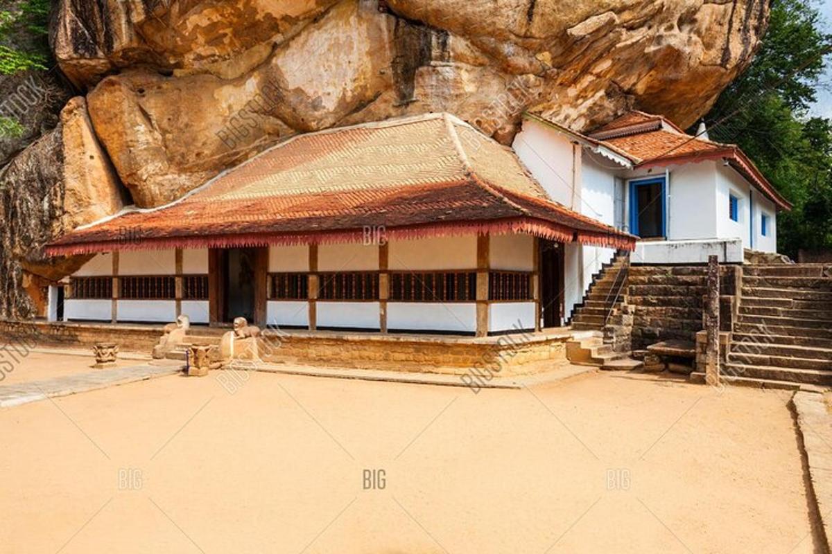 un temple davant d'una paret de roca