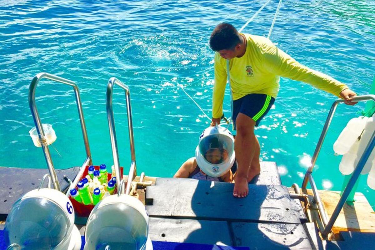 水上のボートの後ろに立っている男性
