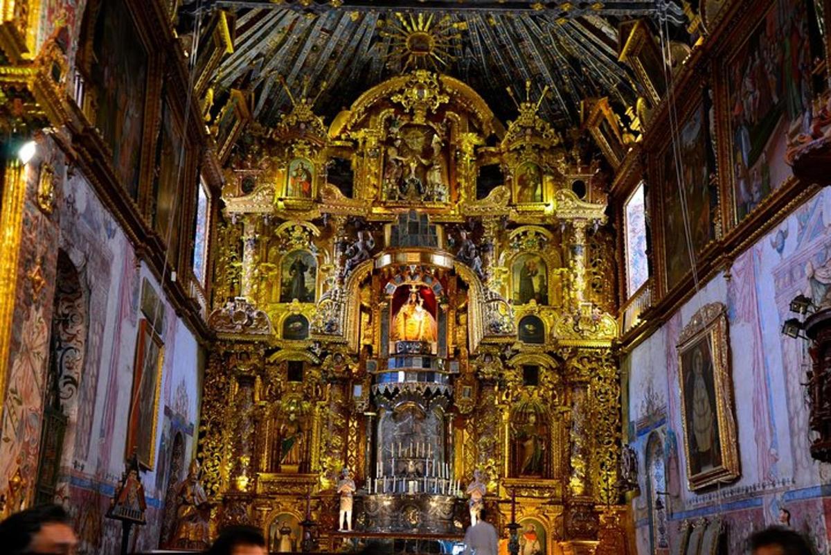 una grande chiesa con un grande altare in un edificio