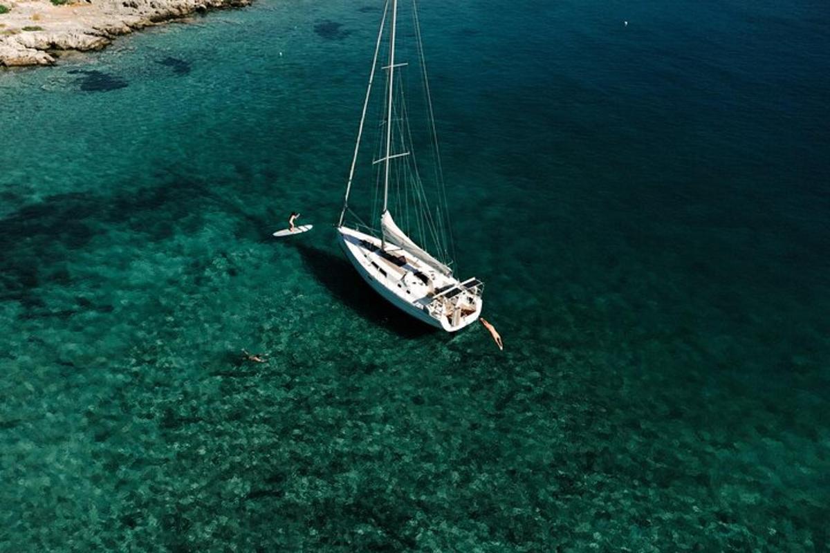 um barco flutuando na água do oceano