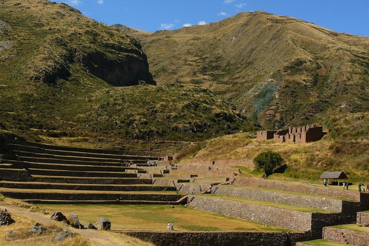 un antico anfiteatro con una montagna sullo sfondo