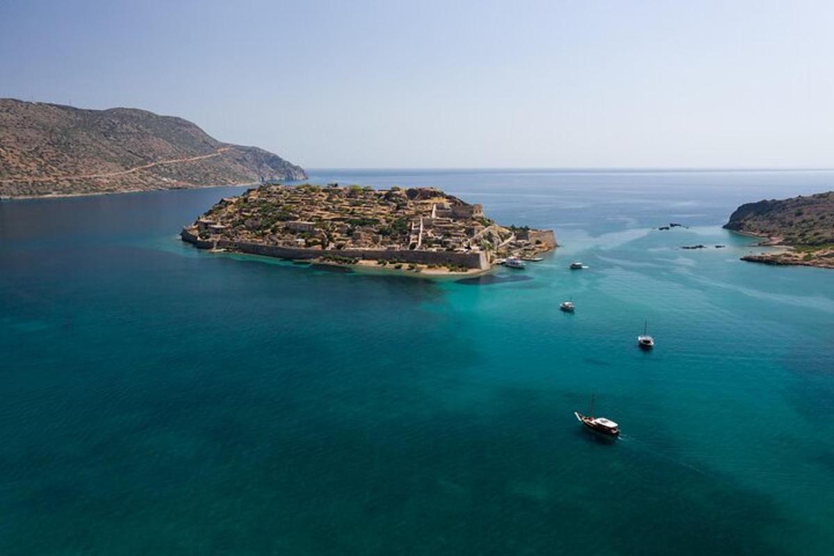 ένα νησί στη μέση ενός μεγάλου υδάτινου όγκου