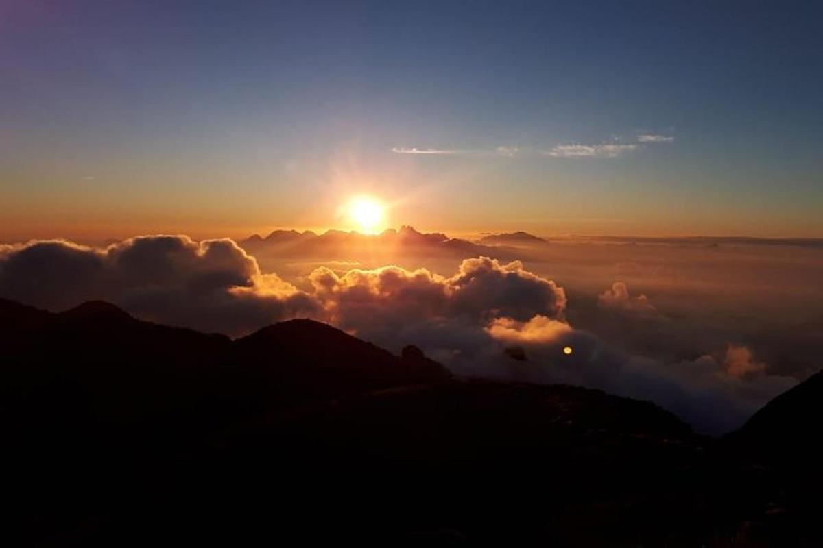 pemandangan matahari terbit di atas awan