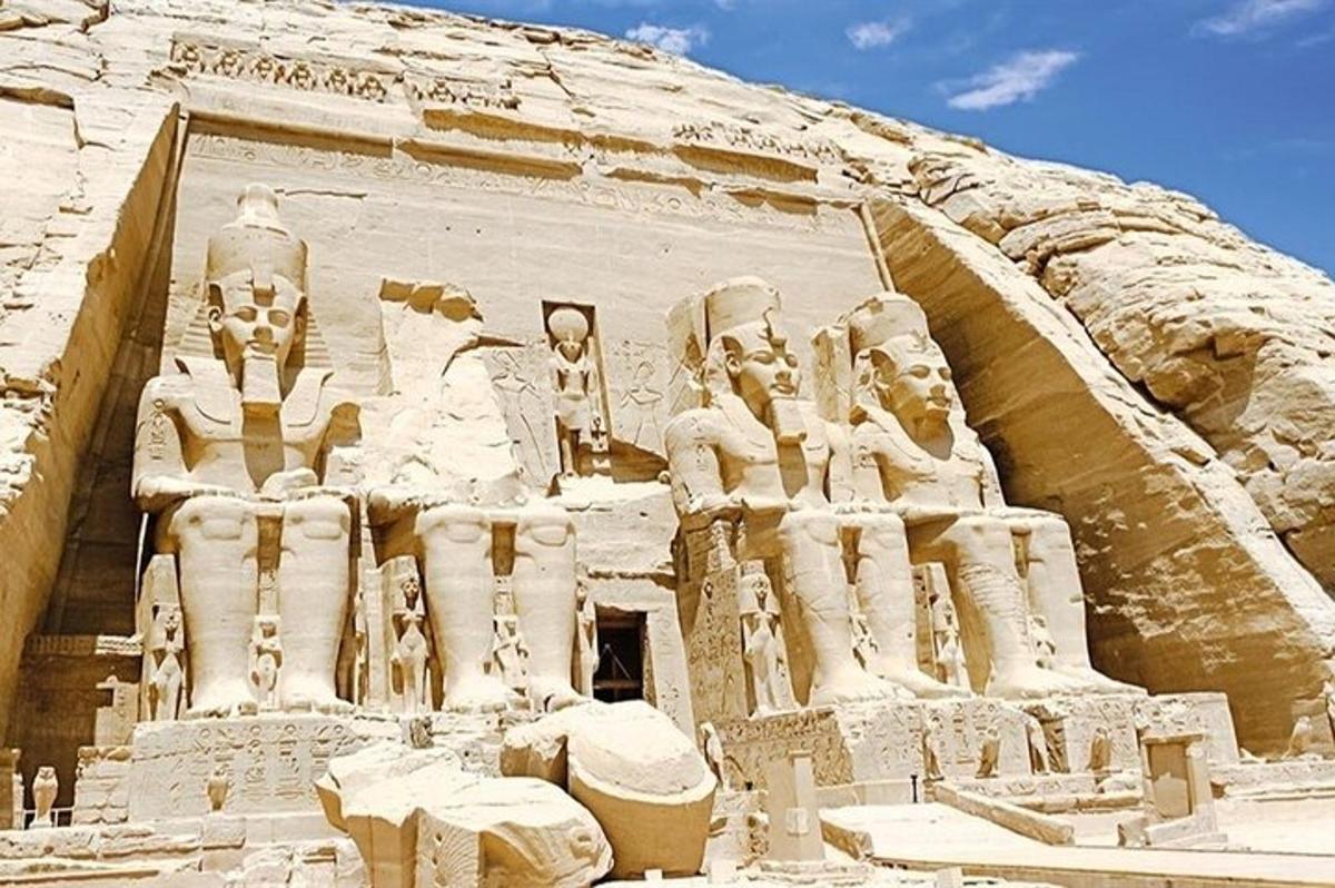 un edificio con i thearaoh sul lato