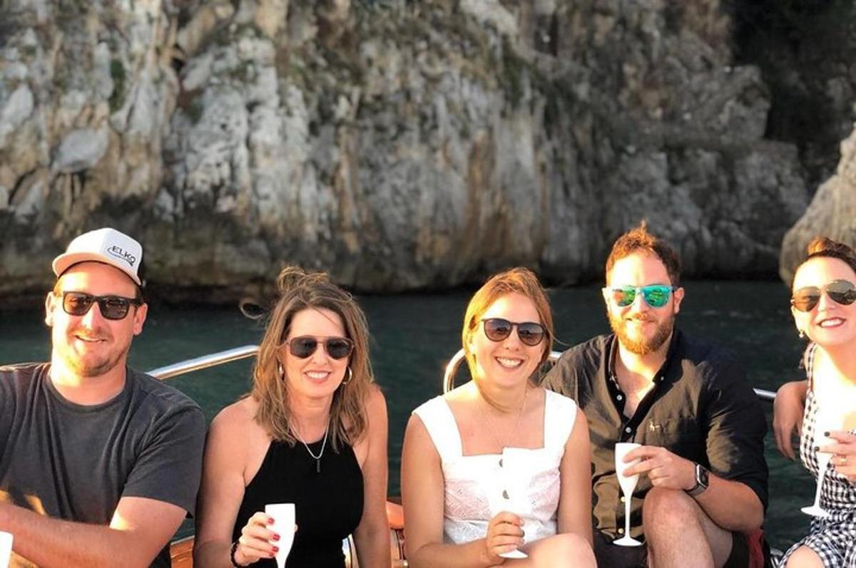 um grupo de pessoas sentadas em um barco