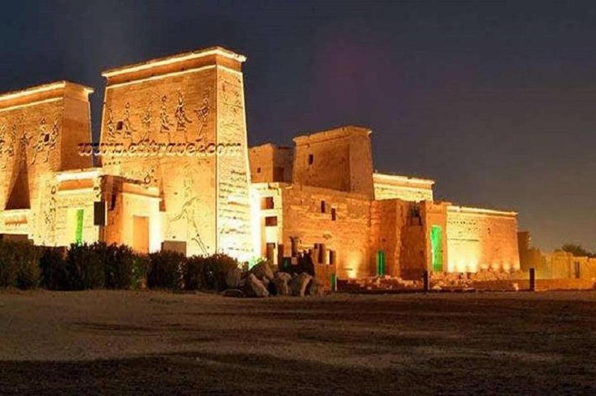 un grande edificio illuminato di notte