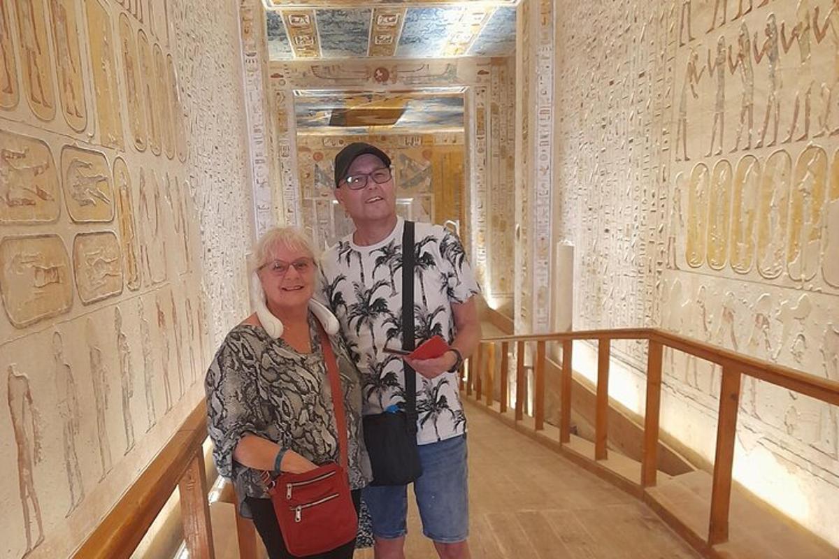 Un hombre y una mujer de pie en un museo.