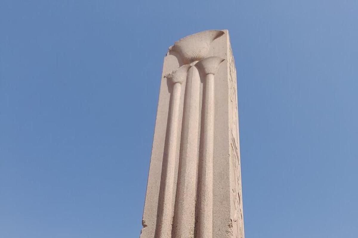 Un monumento con columnas contra un cielo azul.