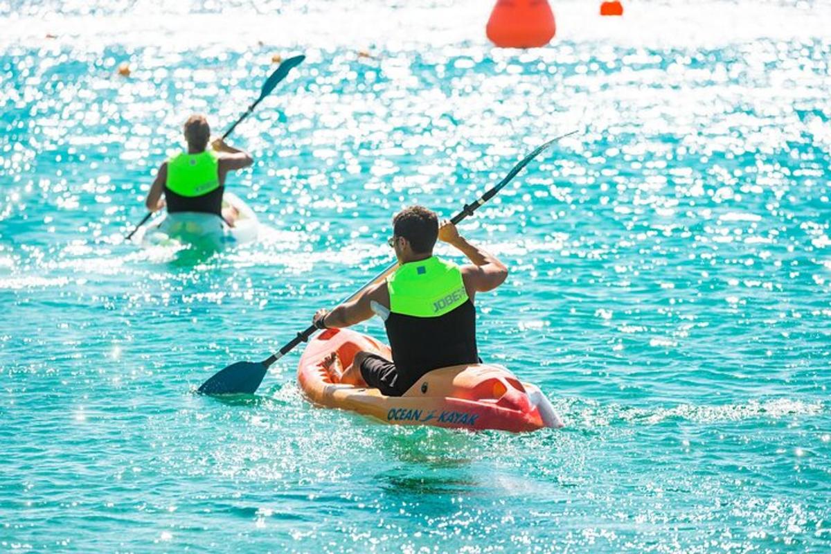 dva lidé jsou ve vodě na paddleboardu