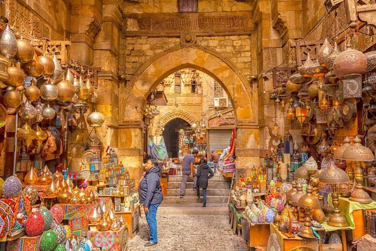 un grup de persones caminant per un mercat dins d'un edifici