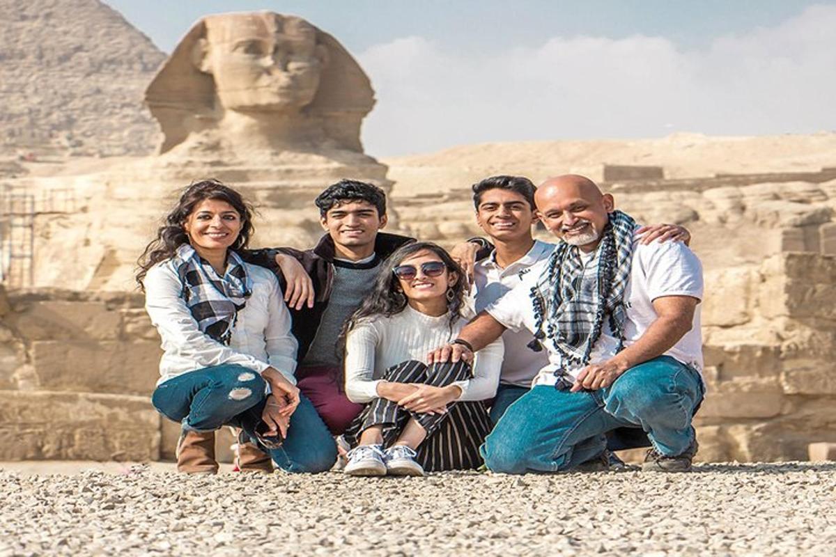 un grup de persones posant davant d'una estàtua