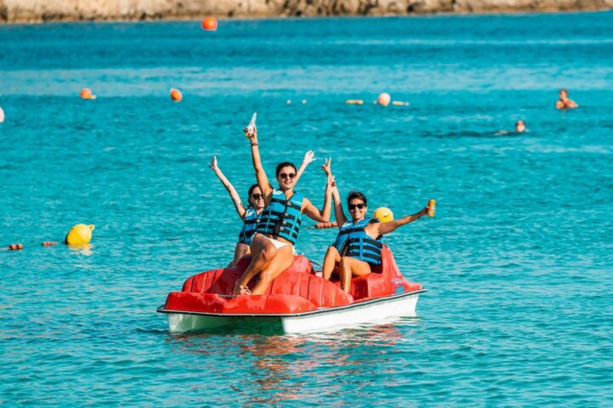 un gruppo di persone su una barca in acqua