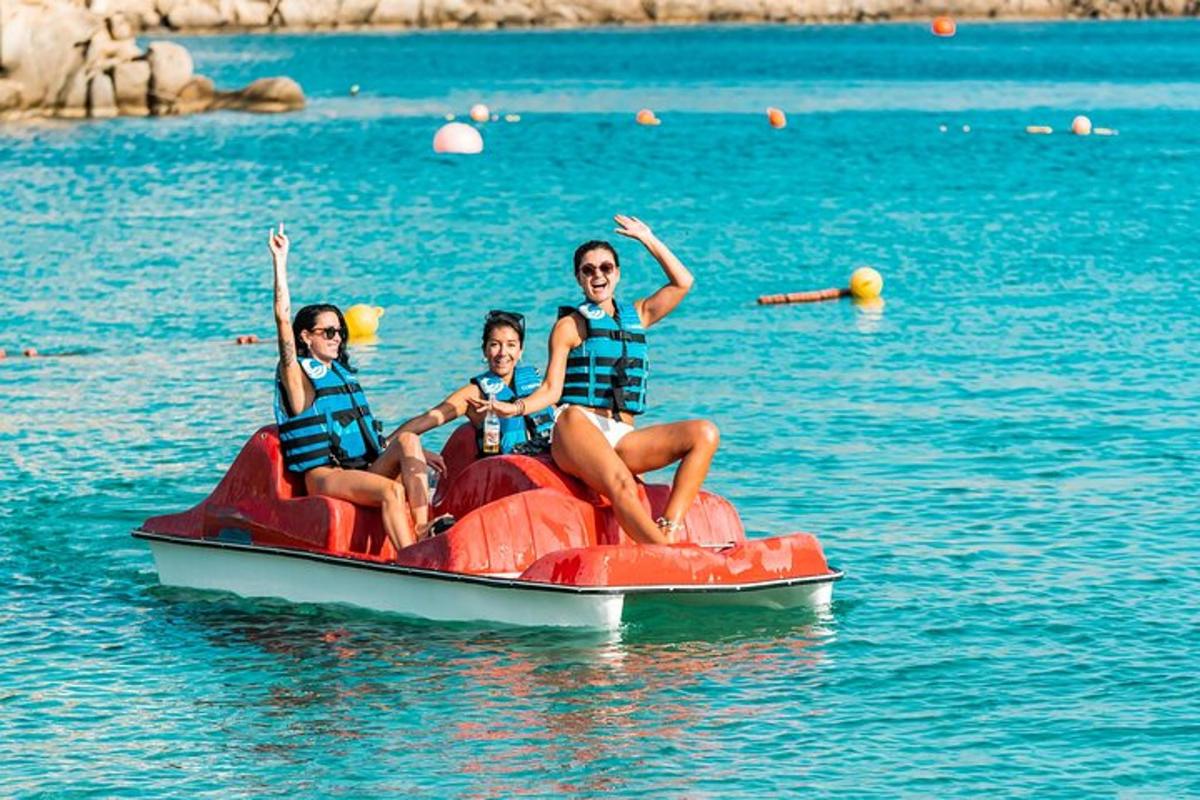 un gruppo di persone che viaggiano su una zattera in acqua
