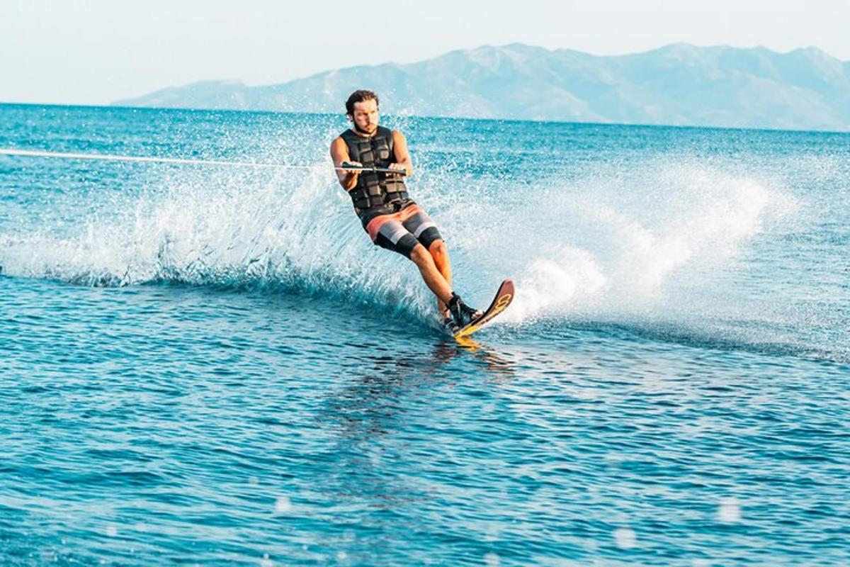 seorang lelaki sedang bermain ski air di atas air