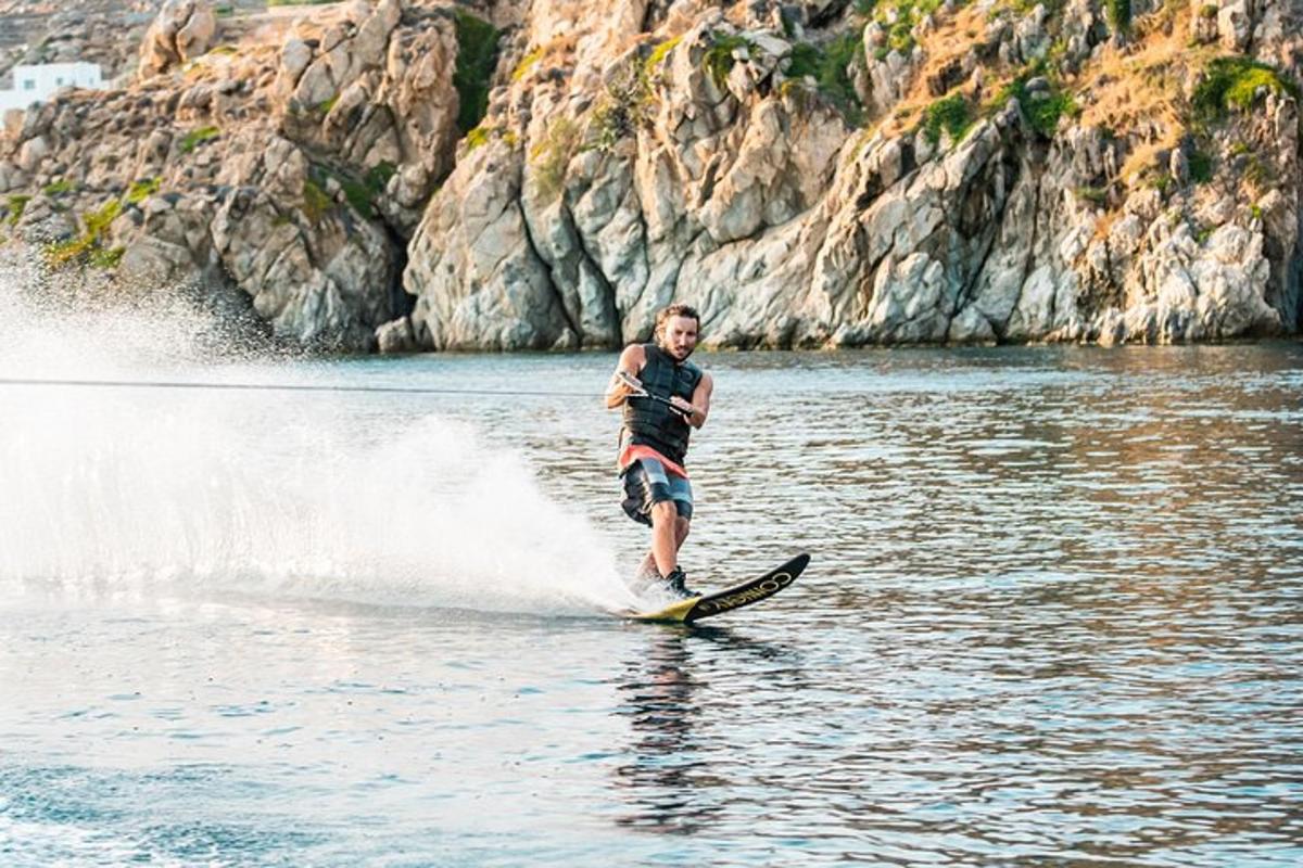 um homem está esquiando aquático em um lago