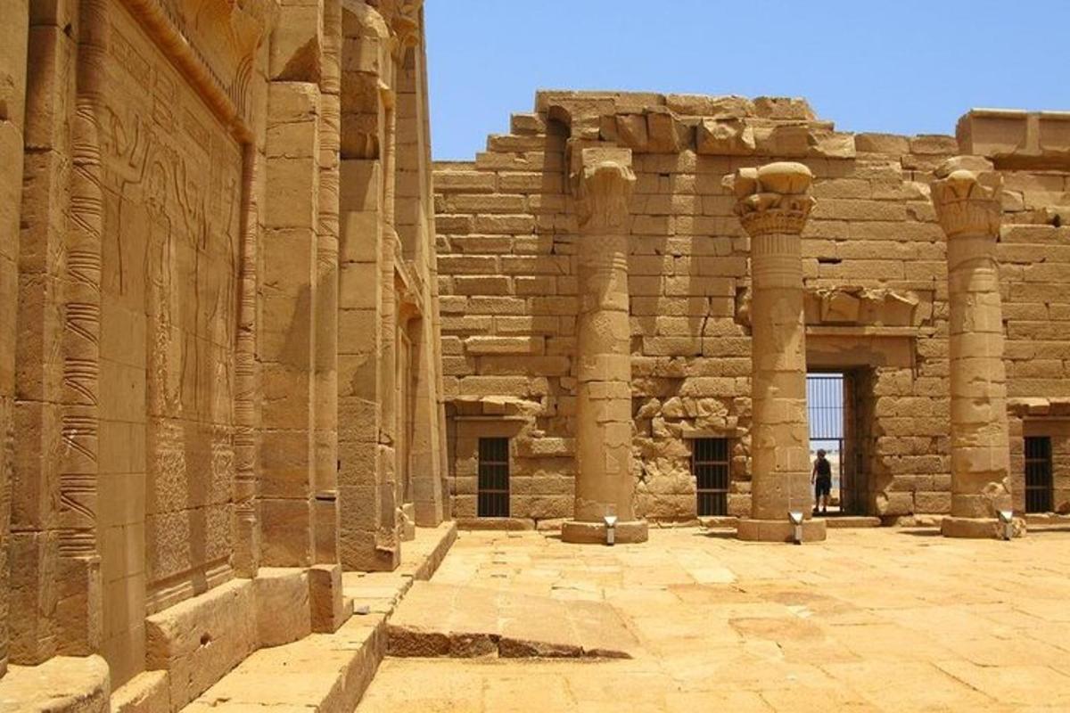 un edificio con colonne e una persona in piedi di fronte