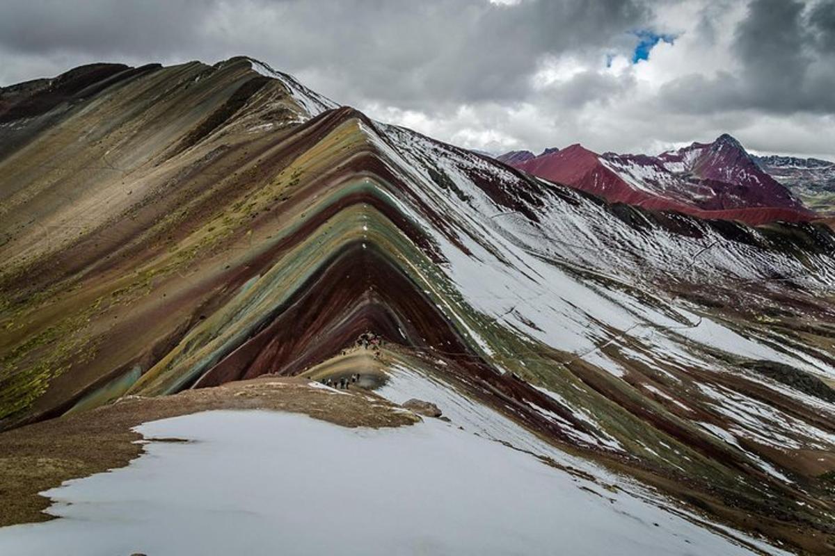 pemandangan udara gunung dengan salji di atasnya