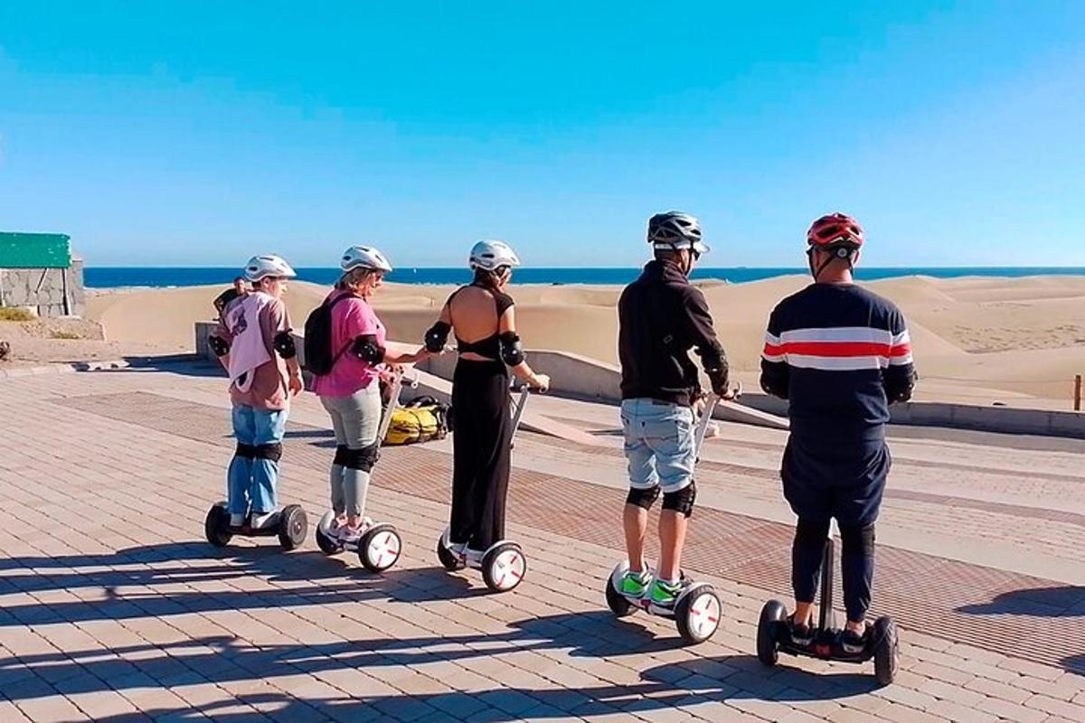egy csoport ember segwayeken lovagol a tengerparton