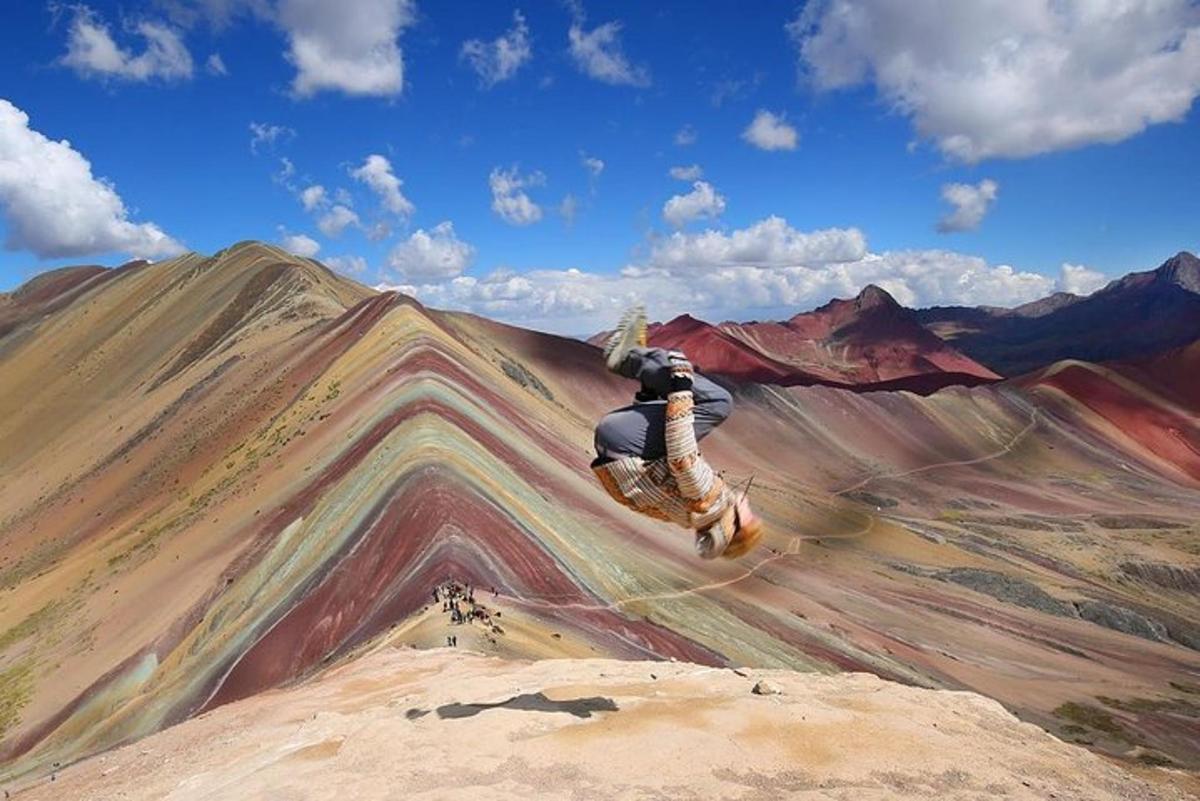ein Mann, der auf einem Berg einen Trick auf einem Skateboard macht