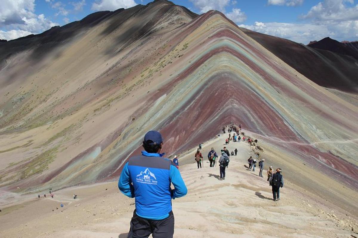 un gruppo di persone che camminano su una montagna