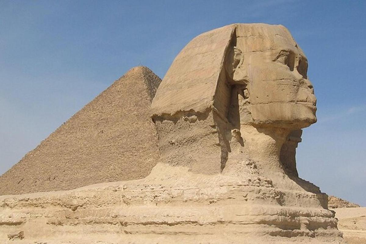 تمثال أبو الهول أمام الهرم