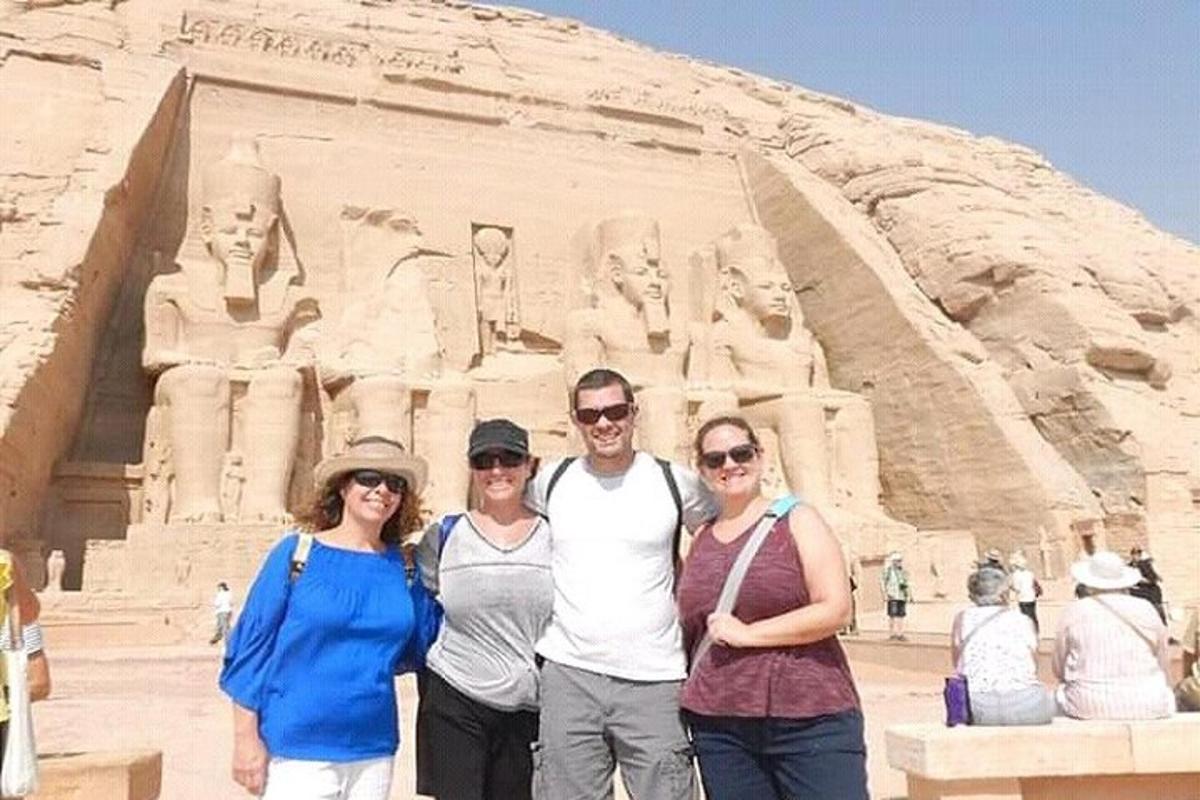 un gruppo di persone in piedi di fronte a thearaoharaoh