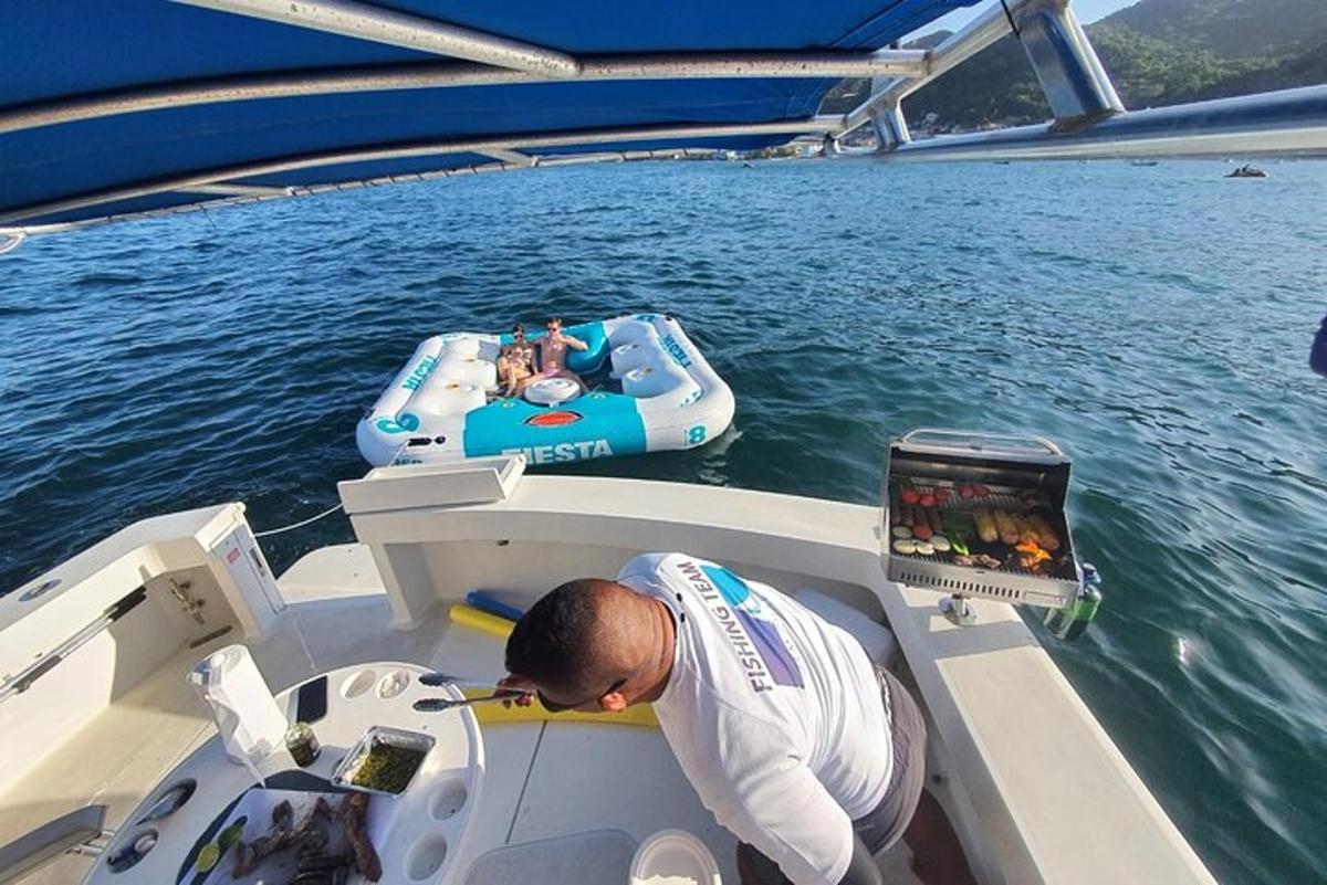 un uomo su una barca in acqua con un computer portatile