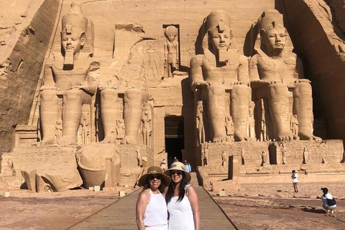 due donne sono in piedi davanti ad un araohuments