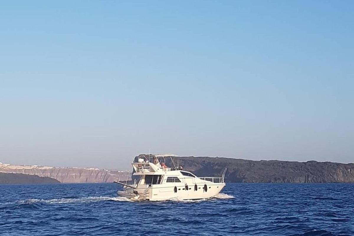 قارب أبيض في وسط الماء