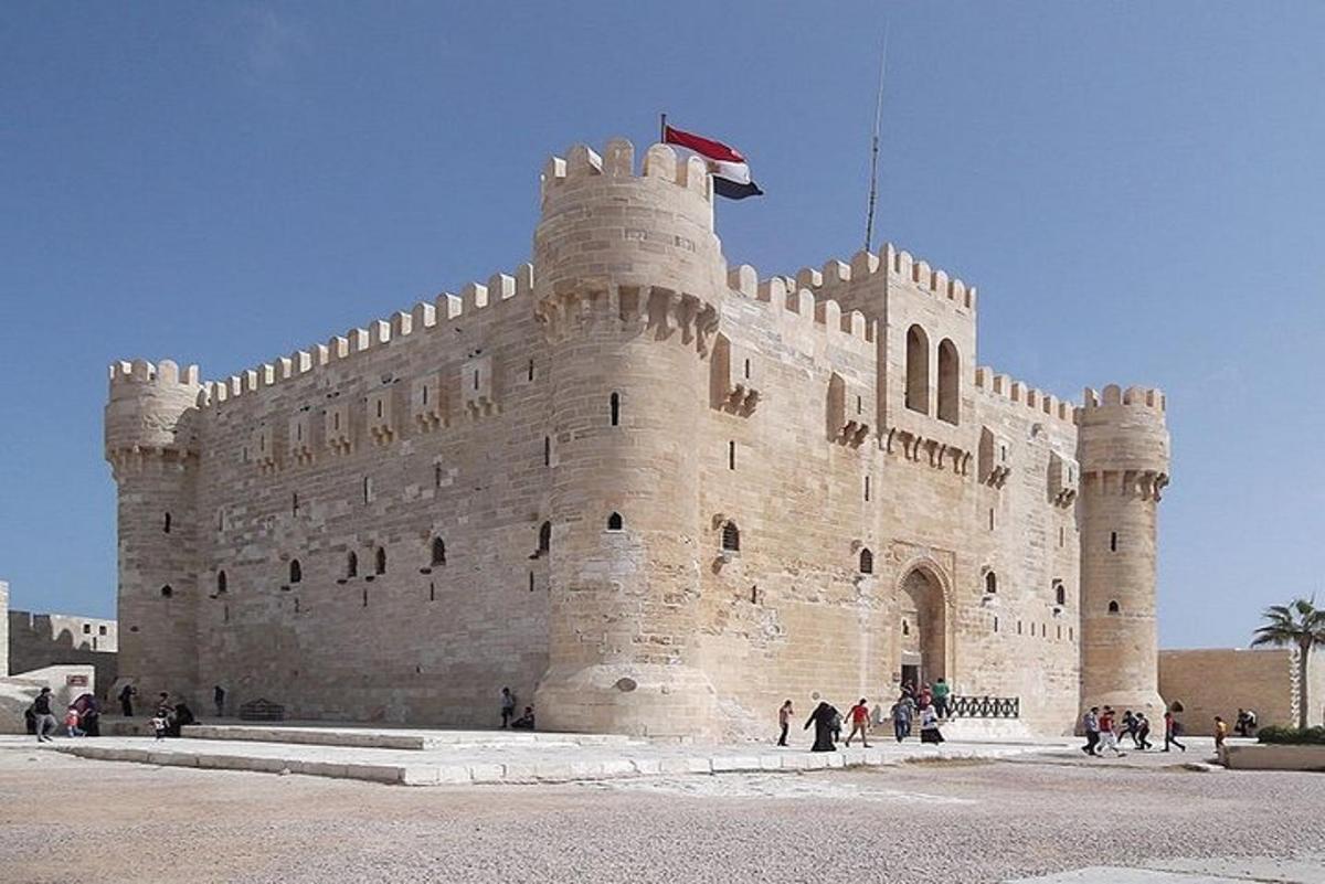 et stort slott med folk som står foran det