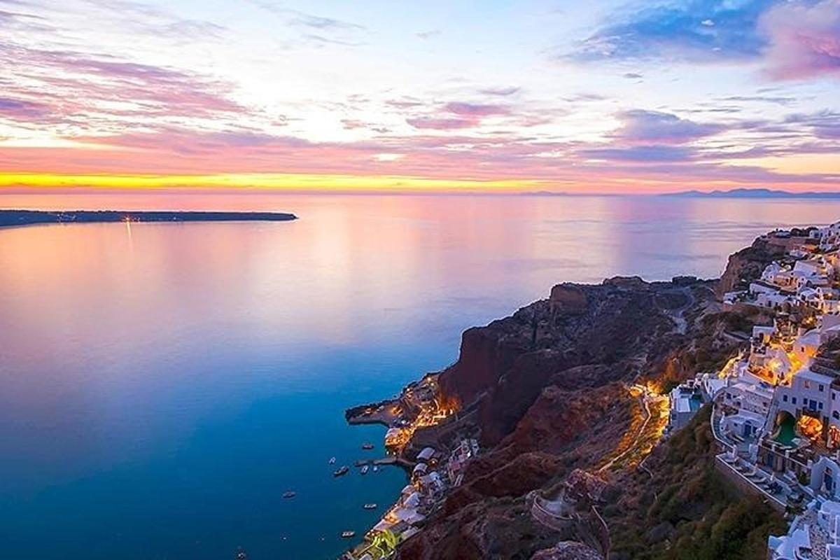 en luftfoto af en by på en klippefyldt kyst
