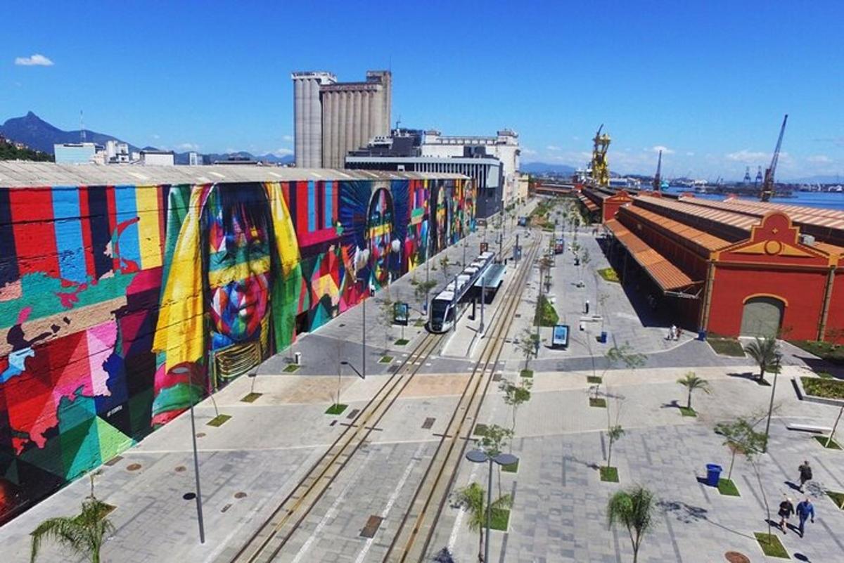 un edificio con un murale colorato sul lato