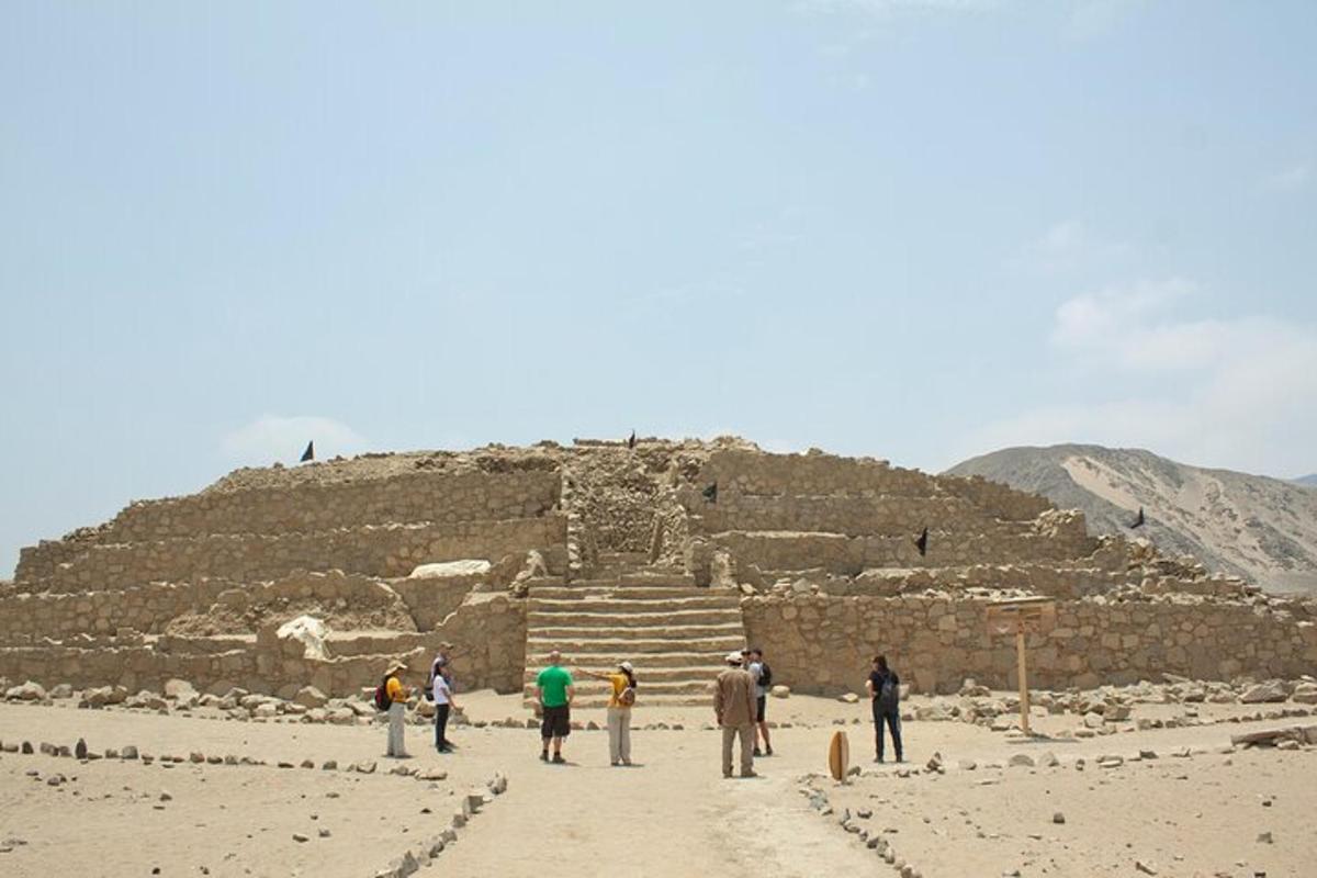 un gruppo di persone in piedi davanti a una piramide