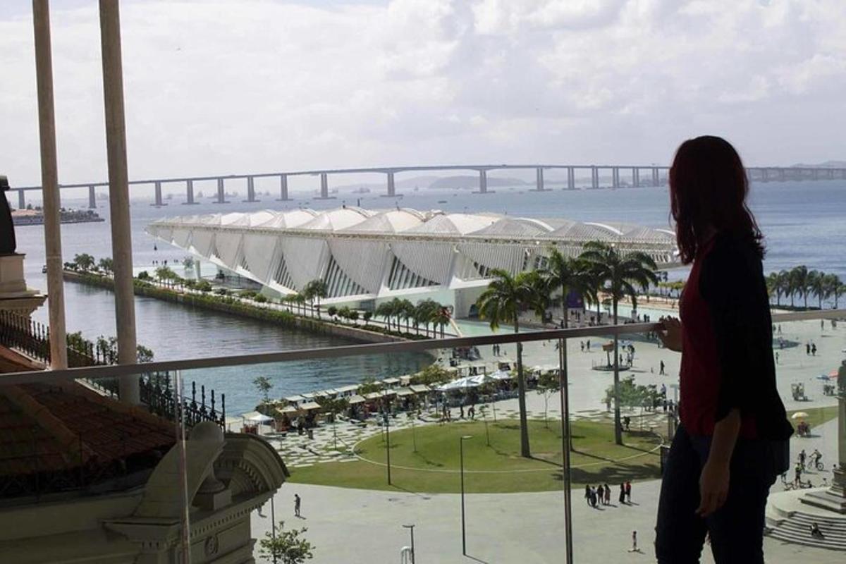 una donna in piedi su un balcone che guarda l'oceano