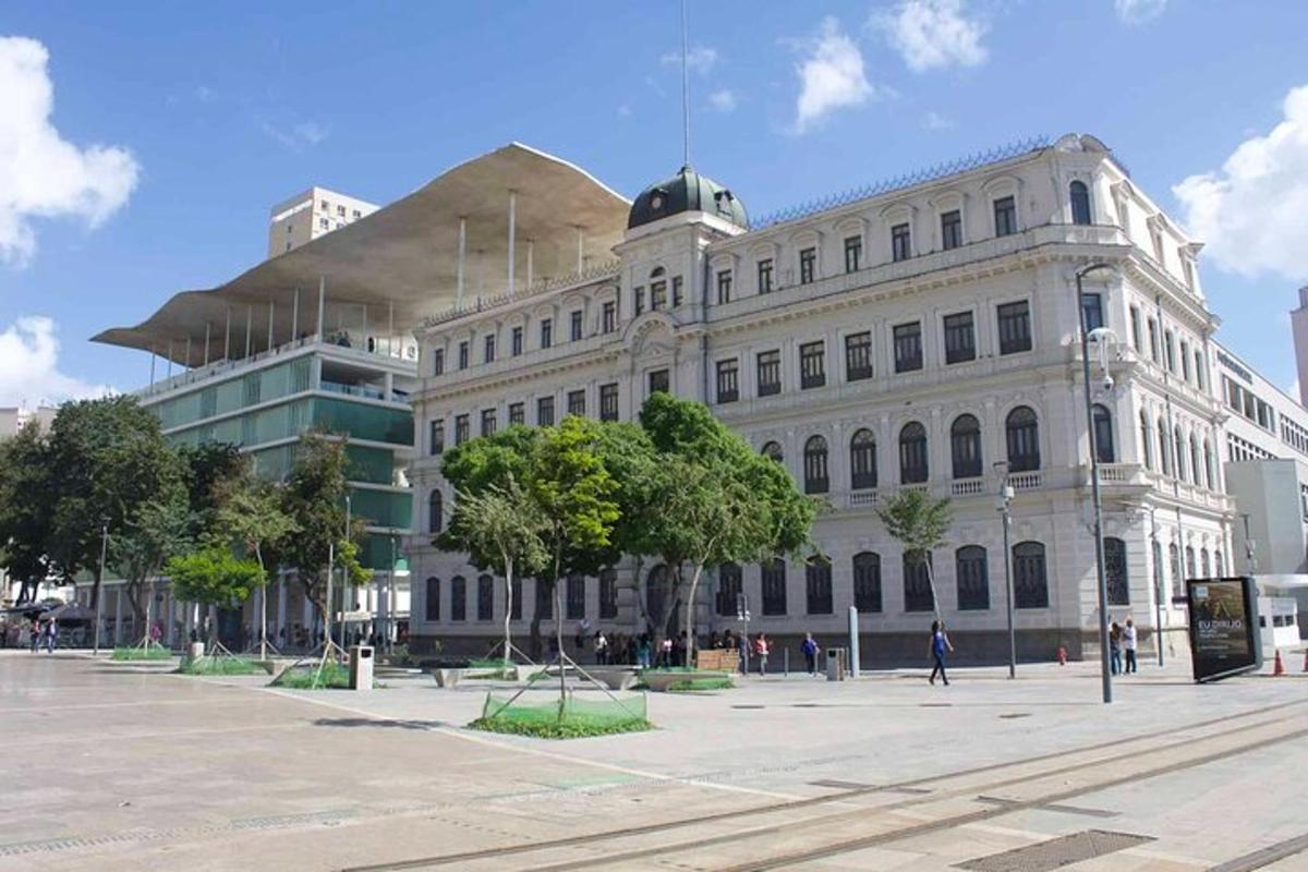 un grande edificio bianco con alberi di fronte