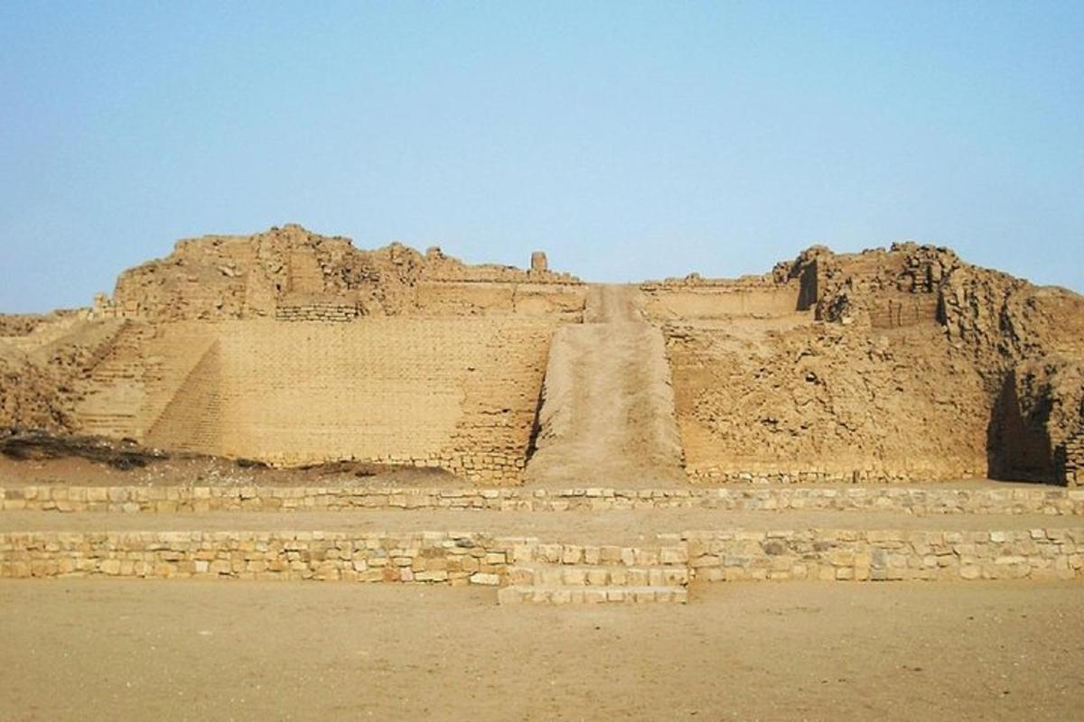 un grande castello di sabbia con una strada sterrata davanti