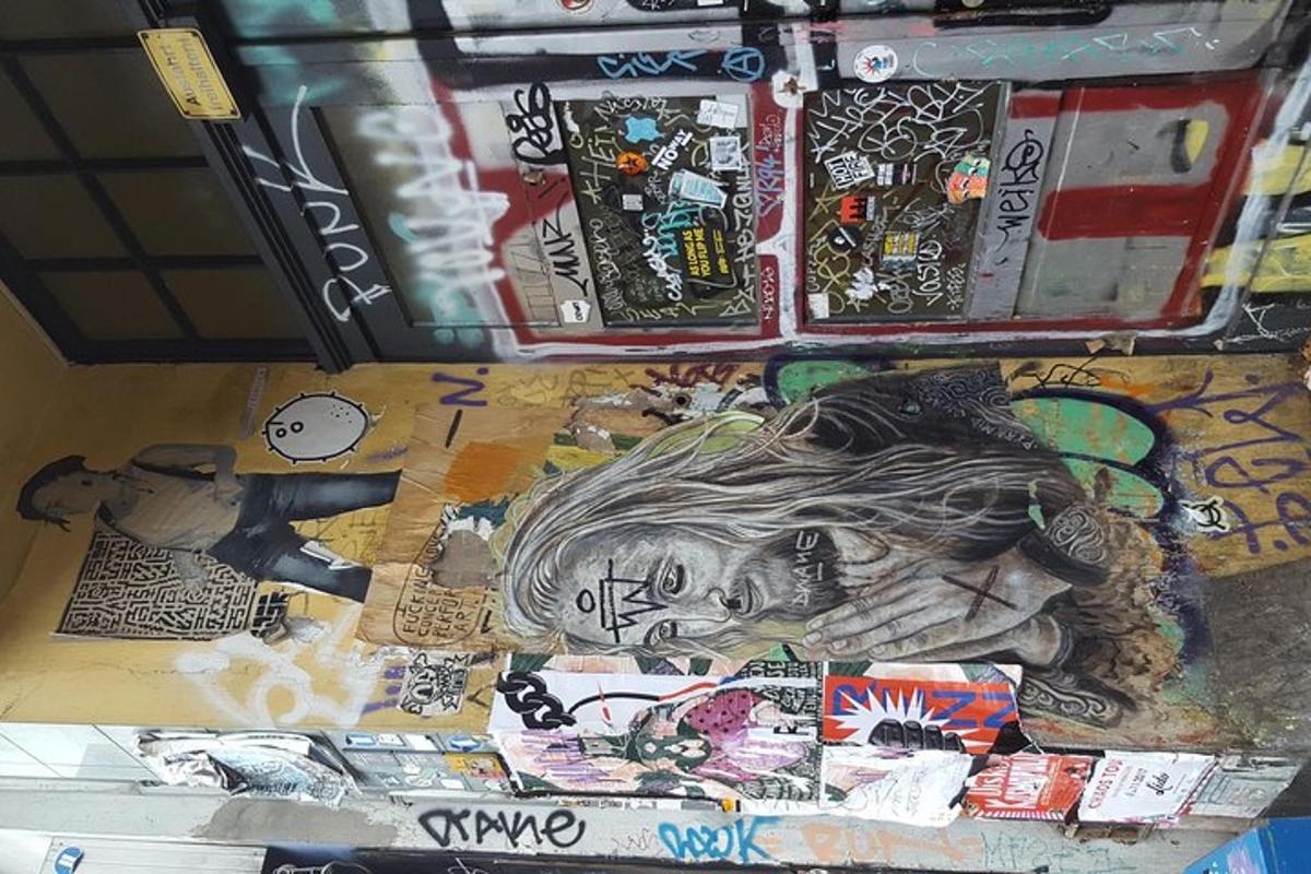 egy bőrönd tele graffitivel az asztalon