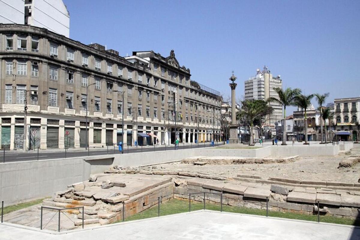 un grande edificio nel mezzo di una città