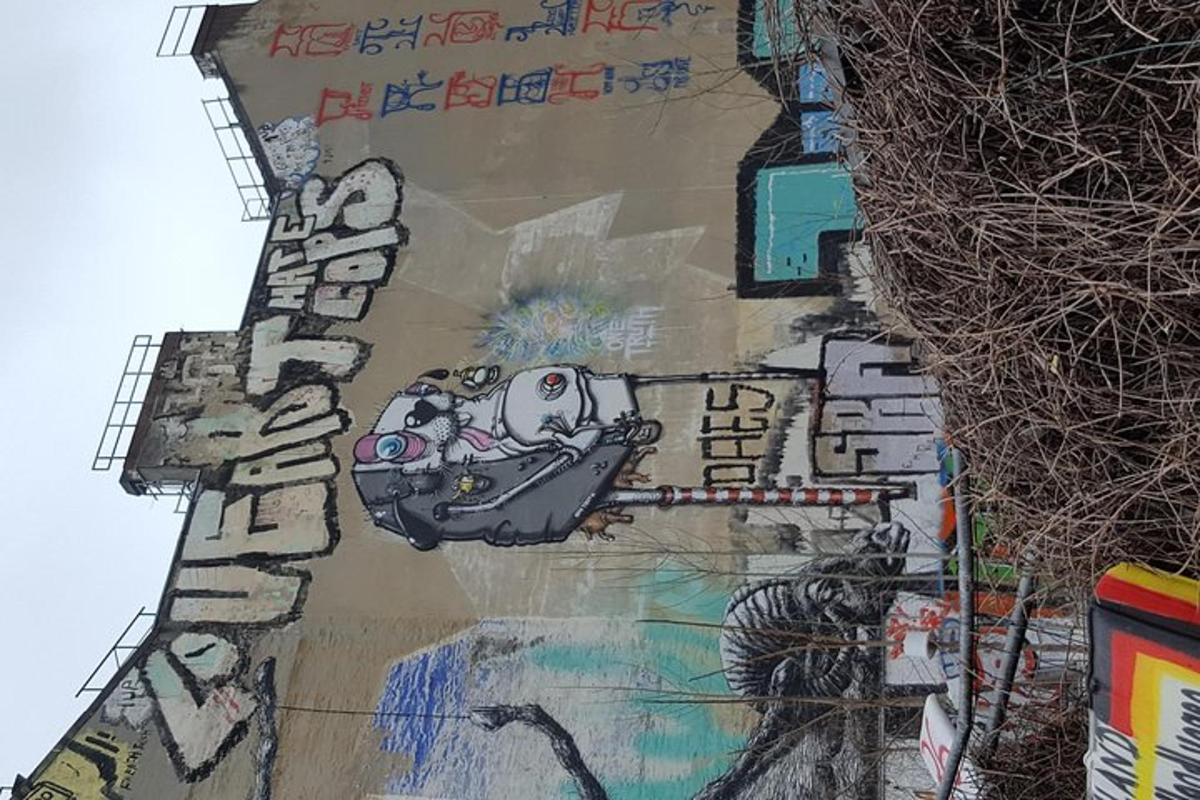 קיר עם ציור על צדו של בניין