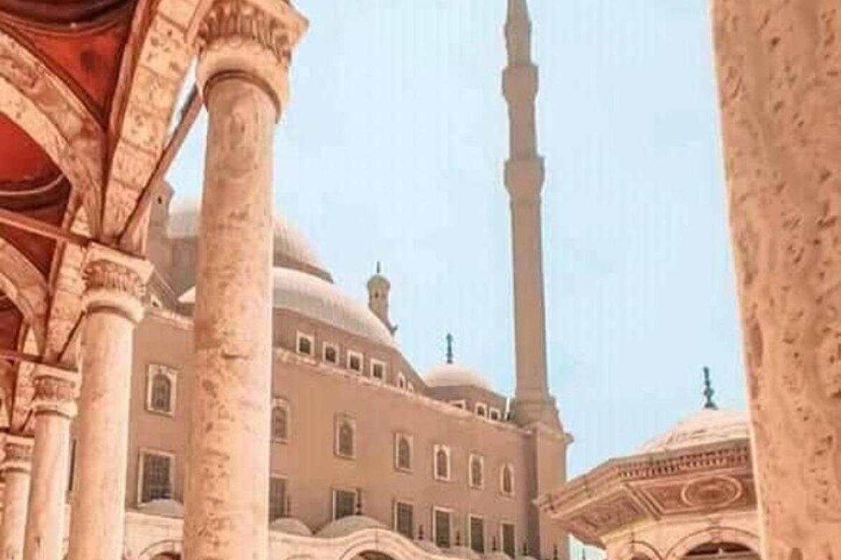 een groot gebouw met een moskee met een minaret