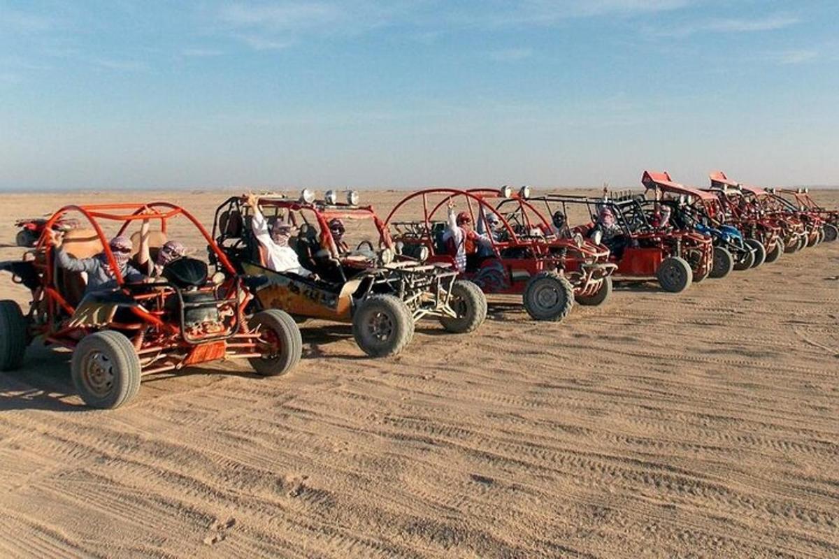 uma fileira de quadriciclos estacionados no deserto
