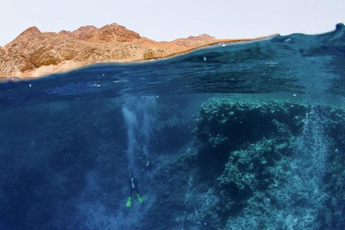o persoană într-un caiac în mijlocul oceanului