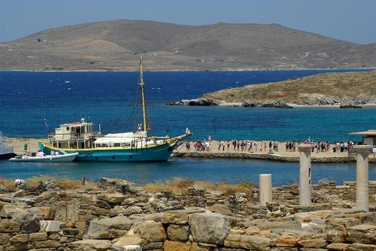 una grande barca in acqua vicino a una spiaggia