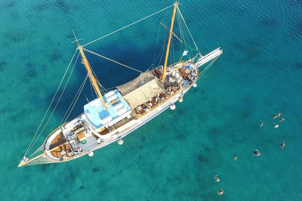 una vista dall'alto di una barca in acqua