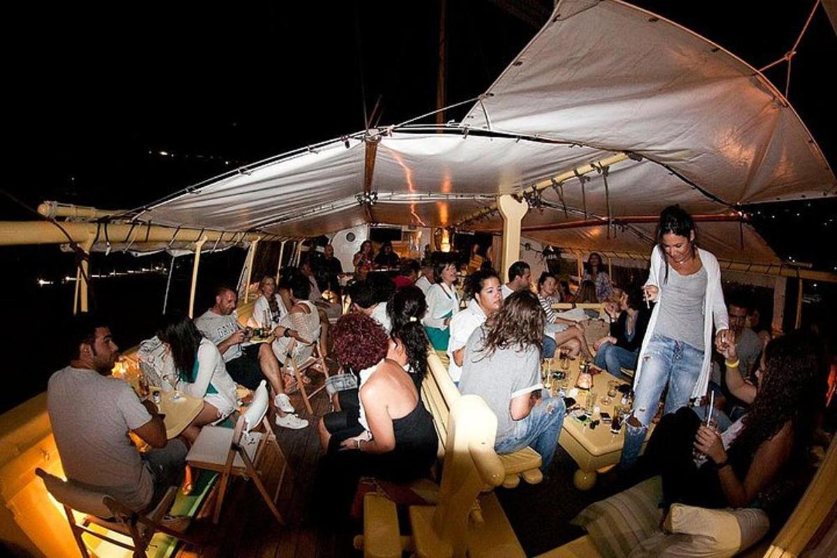 un gruppo di persone sedute ai tavoli di un ristorante