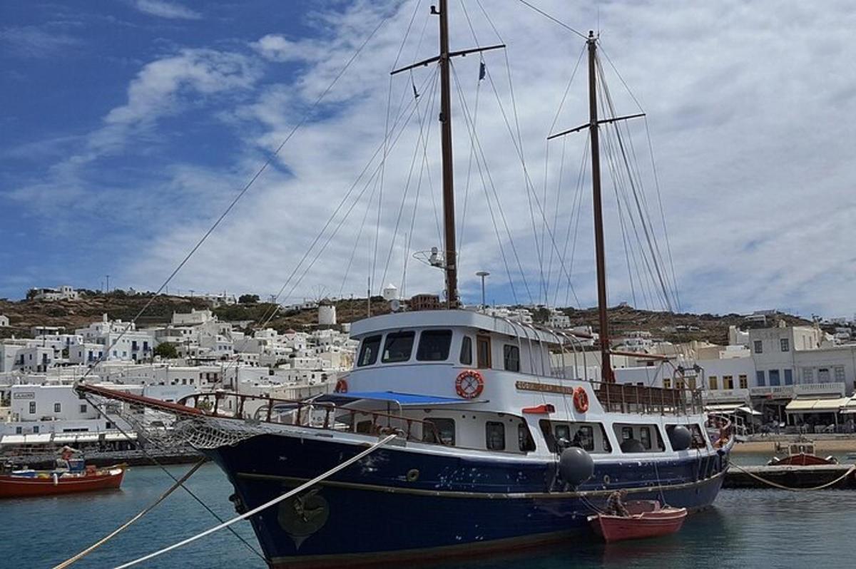 una barca blu e bianca attraccata in un porto