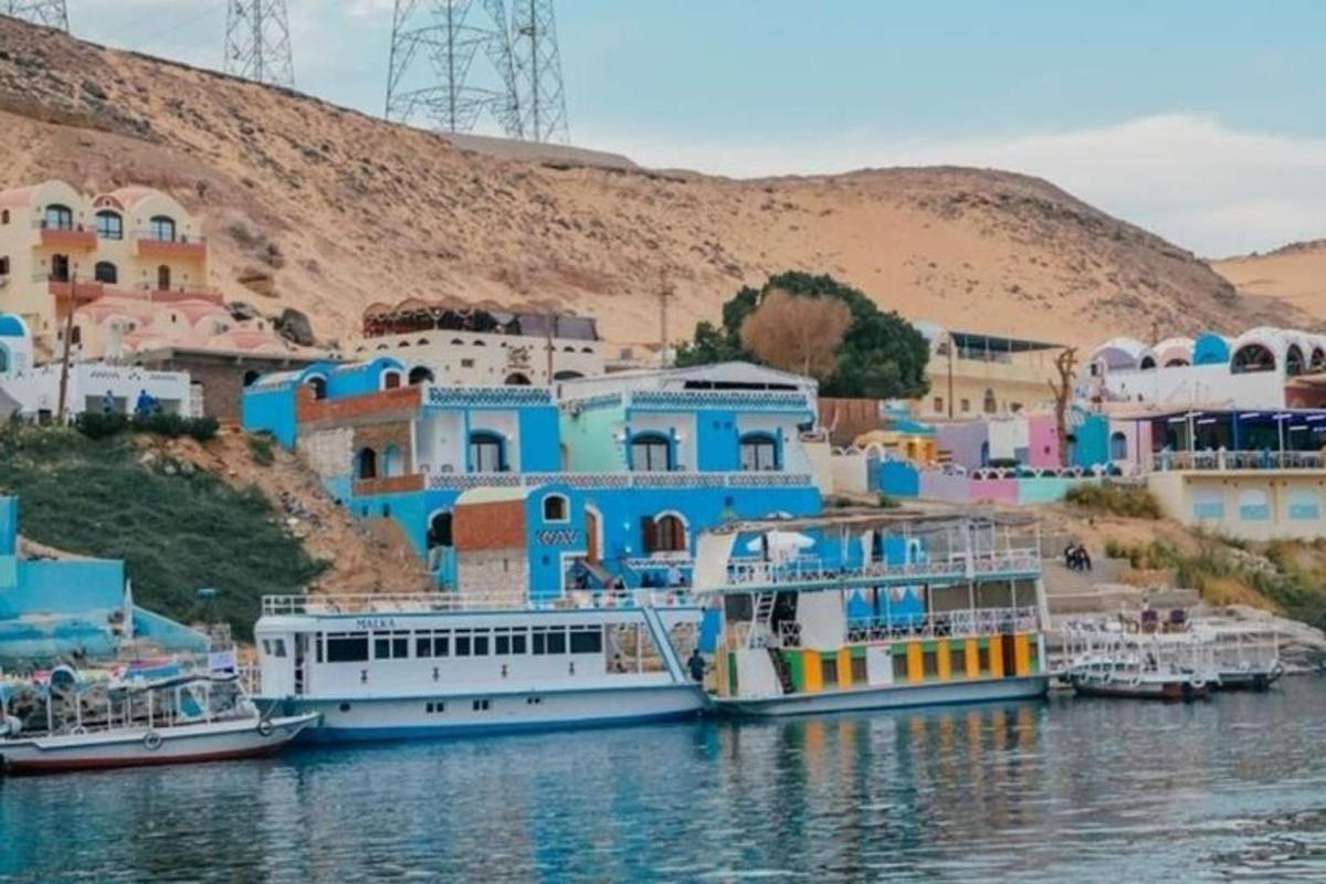 مجموعة من القوارب الراسية في مسطح مائي